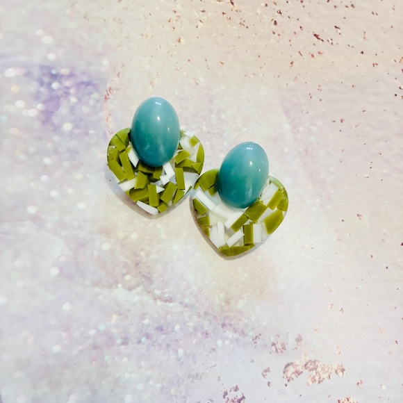 Green acrylic heart earrings - Picture 2 of 3